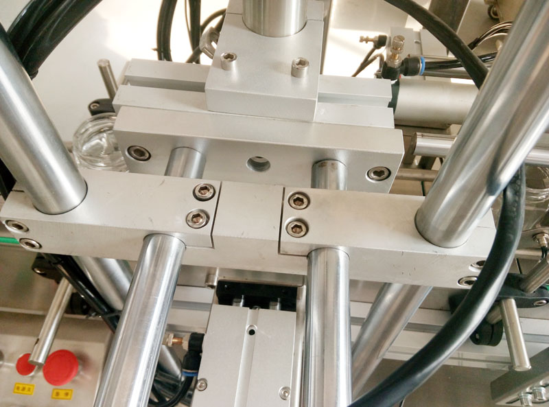 全自動(dòng)辣椒醬灌裝真空旋蓋一體機(jī)細(xì)節(jié)圖