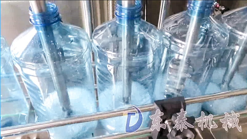 12�^����ʽҺ�w���b�C(j��)Ч���D