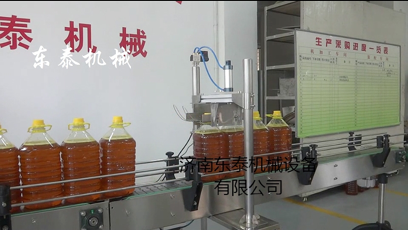 八頭油類(lèi)灌裝機(jī)細(xì)節(jié)圖