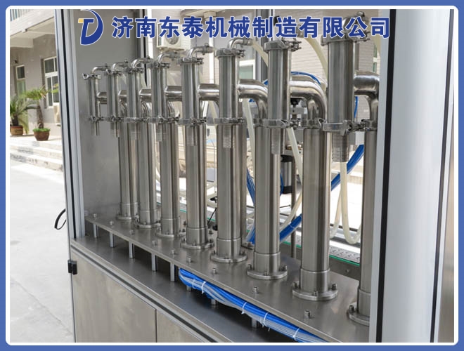 油類(lèi)灌裝機(jī)側(cè)面拍攝